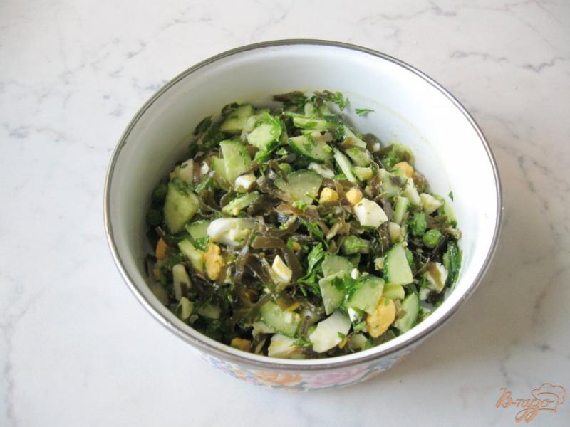 Фото приготовление рецепта: Салат с зелёным горошком и морской капустой шаг №8