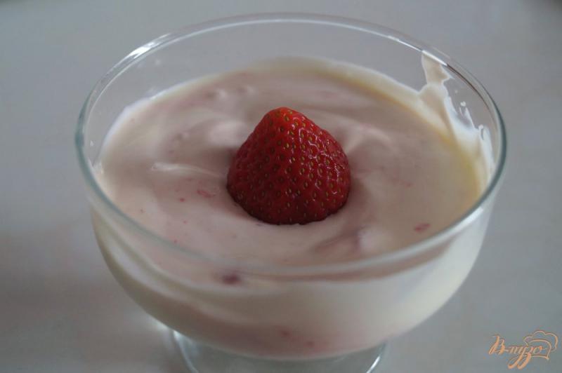 Фото приготовление рецепта: Йогурт с клубничкой шаг №3