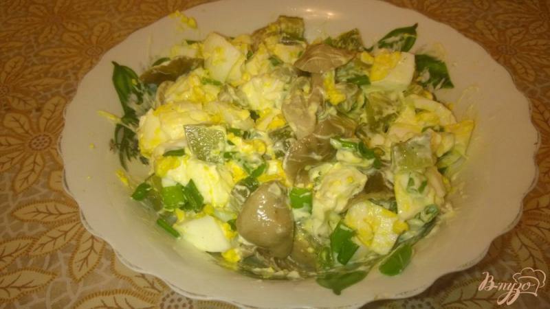 Фото приготовление рецепта: Салат с маринованными грибочками шаг №6