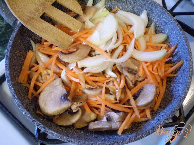 Фото приготовление рецепта: Салат с курицей и шампиньонами шаг №2