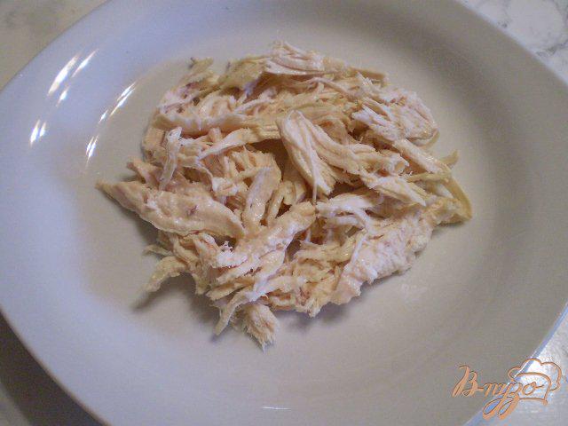 Фото приготовление рецепта: Салат с курицей и шампиньонами шаг №3