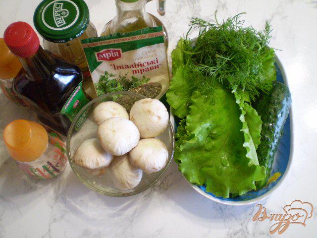 Фото приготовление рецепта: Салат из сырых огурцов и шампиньонов шаг №1