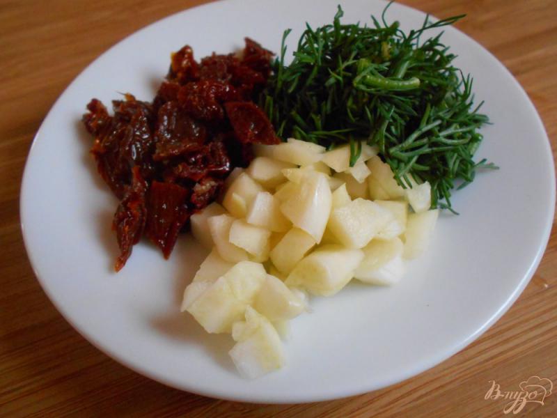 Фото приготовление рецепта: Молодой картофель с беконом и вялеными помидорами шаг №2