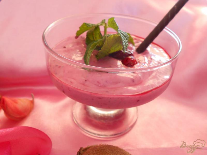 Фото приготовление рецепта: Творожный десерт с лесными ягодами шаг №5