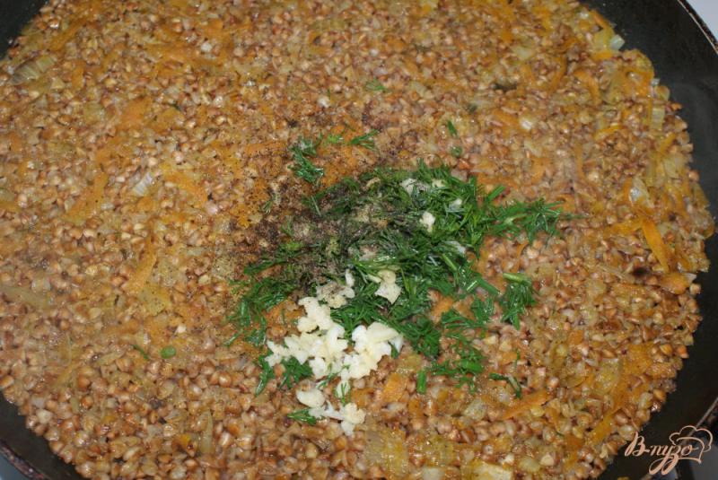 Фото приготовление рецепта: Гречневая каша с овощами и чесноком шаг №6