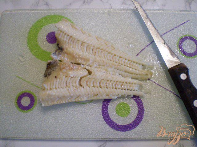 Фото приготовление рецепта: Рыбный салат шаг №4