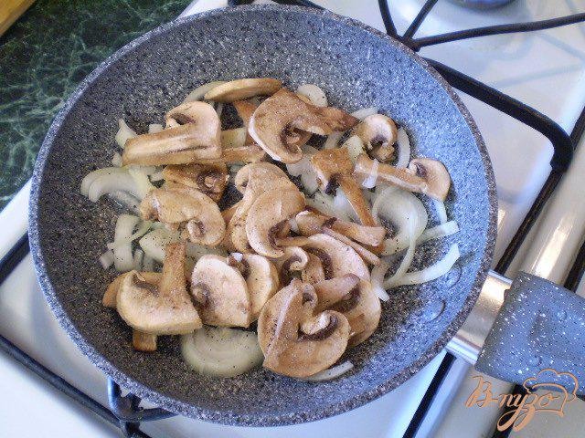 Фото приготовление рецепта: Салат с печенью, горошком и грибами шаг №2