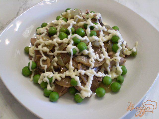 Фото приготовление рецепта: Салат с печенью, горошком и грибами шаг №8