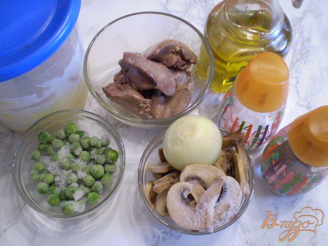 Фото приготовление рецепта: Салат с печенью, горошком и грибами шаг №1