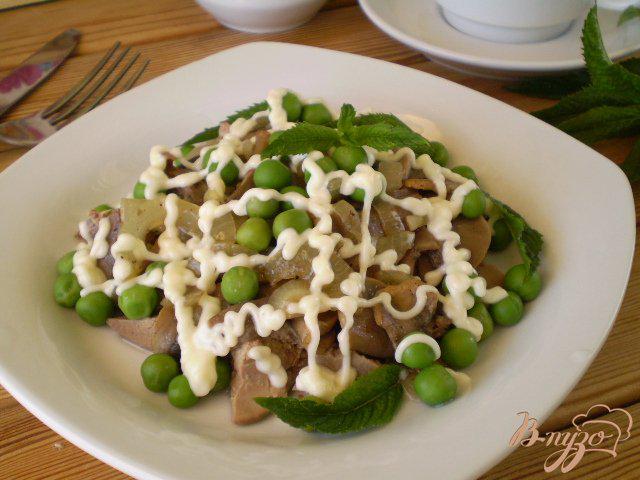 Фото приготовление рецепта: Салат с печенью, горошком и грибами шаг №9