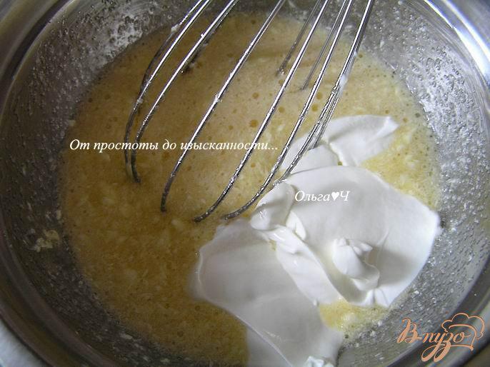 Фото приготовление рецепта: Кексы с яблоками и кокосовой стужкой шаг №2