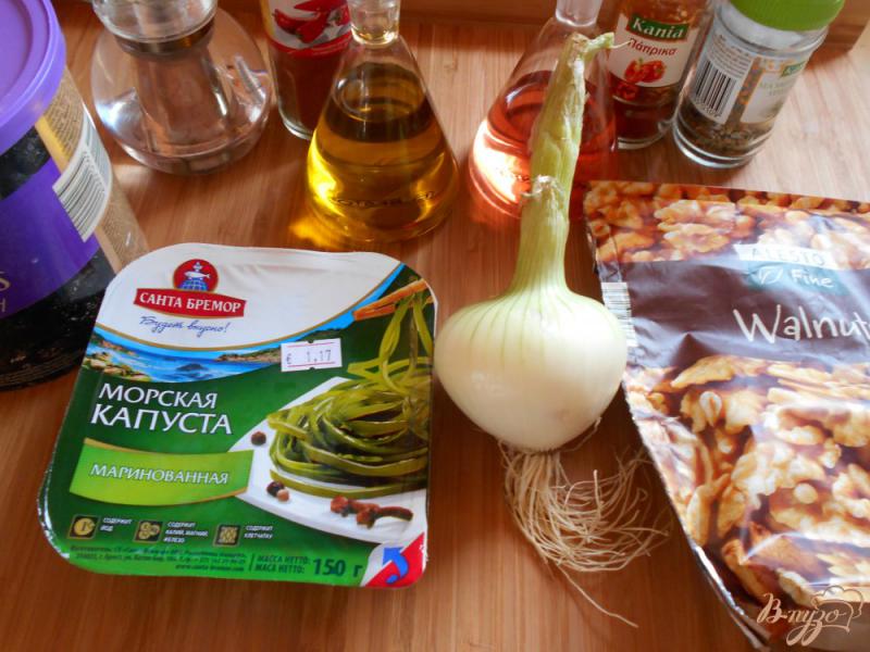 Фото приготовление рецепта: Салат с морской капустой и пикантным луком шаг №1