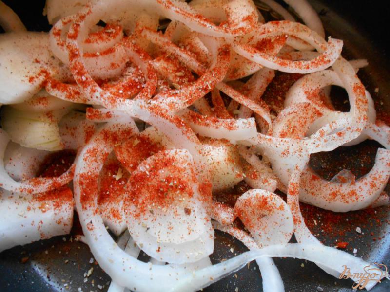 Фото приготовление рецепта: Салат с морской капустой и пикантным луком шаг №2