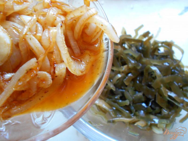 Фото приготовление рецепта: Салат с морской капустой и пикантным луком шаг №5