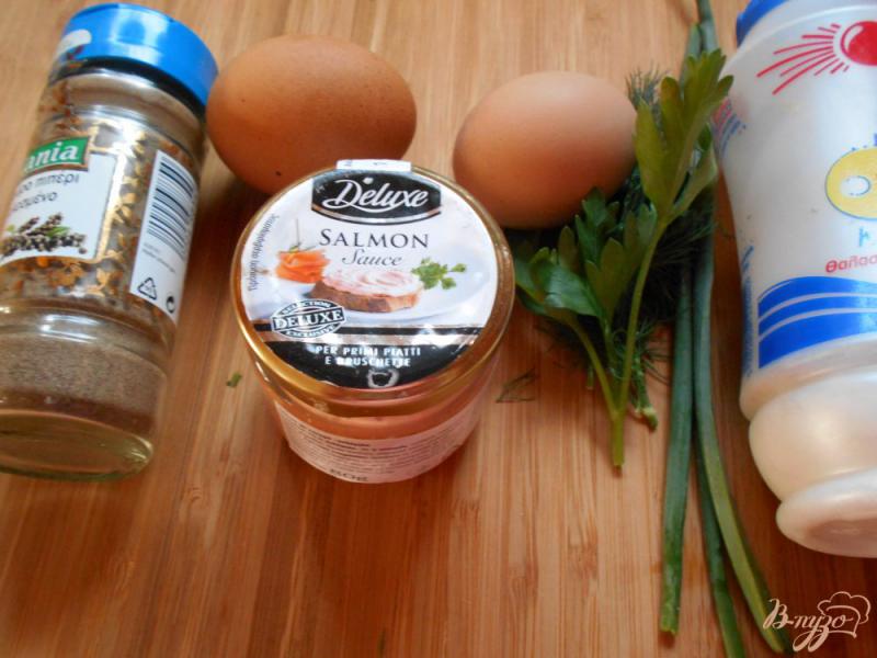 Фото приготовление рецепта: Закуска с лососевым кремом и яйцом шаг №1