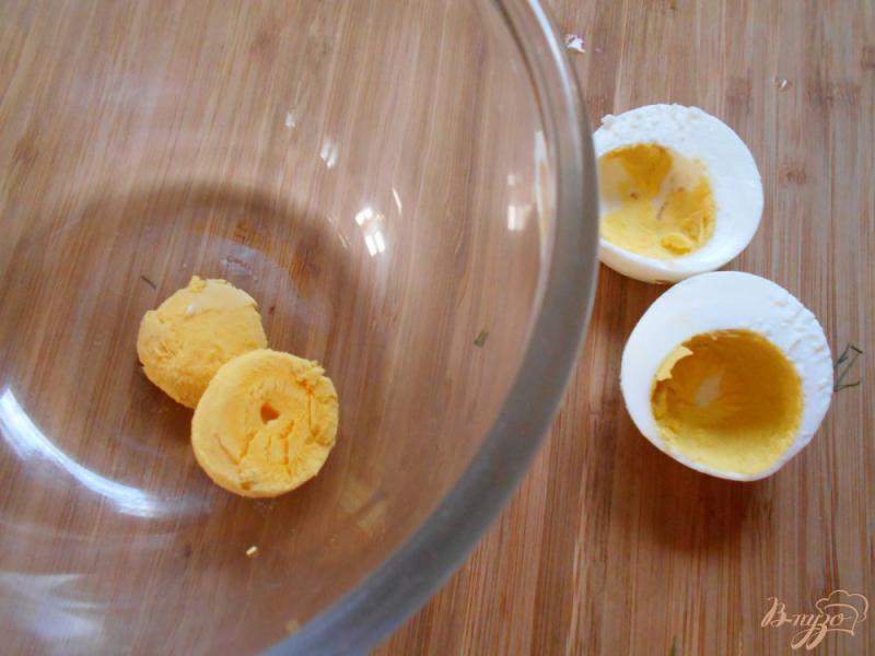 Фото приготовление рецепта: Закуска с лососевым кремом и яйцом шаг №2