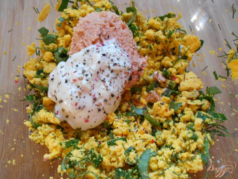 Фото приготовление рецепта: Закуска с лососевым кремом и яйцом шаг №4