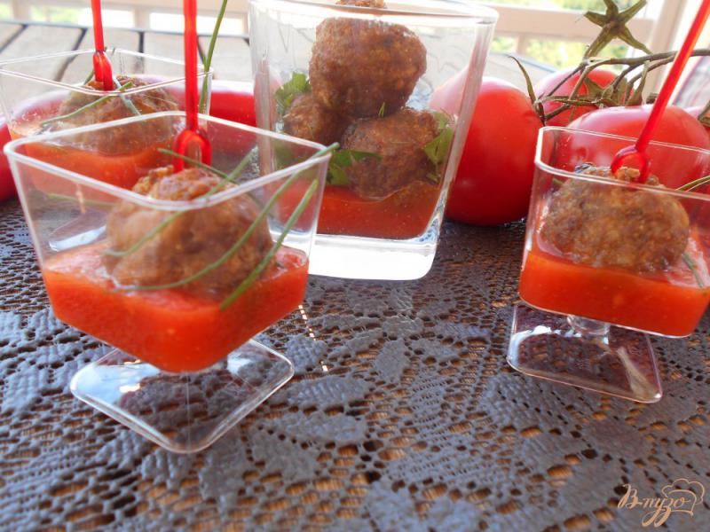 Фото приготовление рецепта: Закуска из пикантных мясных шариков в томатном соусе шаг №7