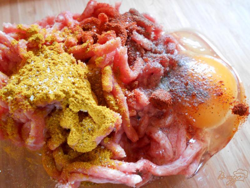 Фото приготовление рецепта: Закуска из пикантных мясных шариков в томатном соусе шаг №2