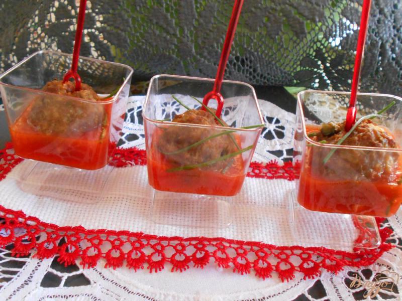 Фото приготовление рецепта: Закуска из пикантных мясных шариков в томатном соусе шаг №6