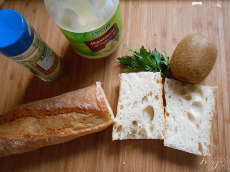 Фото приготовление рецепта: Бутерброды с киви шаг №1