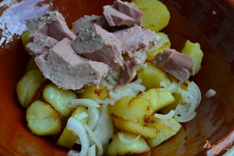 Фото приготовление рецепта: Салат из картофеля с тунцом шаг №4