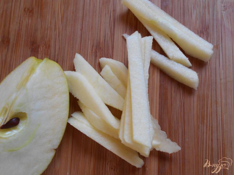 Фото приготовление рецепта: Салат с кальмарами и яблоком шаг №4