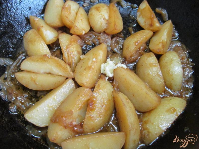 Фото приготовление рецепта: Молодой картофель с яйцом и паприкой шаг №6