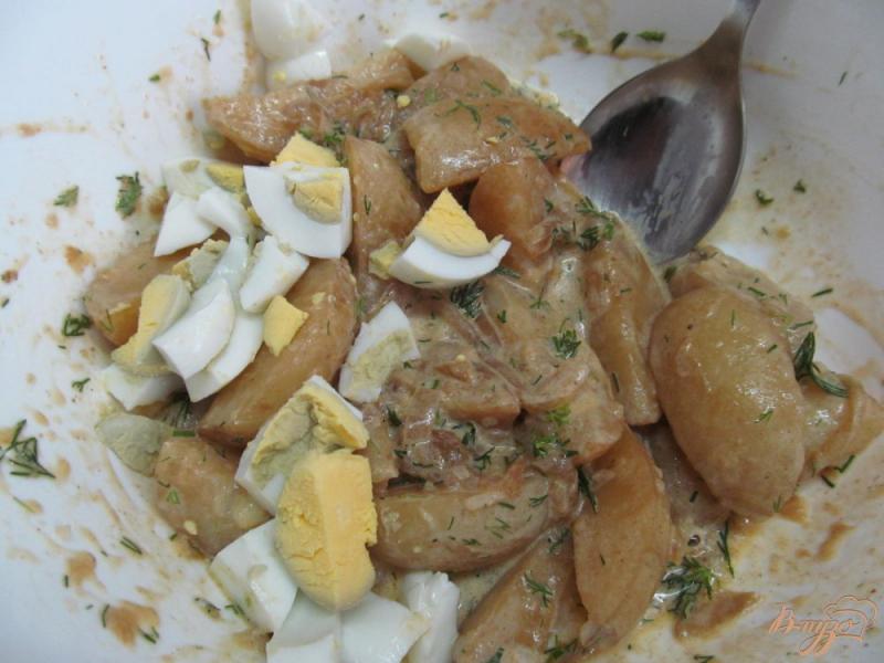 Фото приготовление рецепта: Молодой картофель с яйцом и паприкой шаг №8