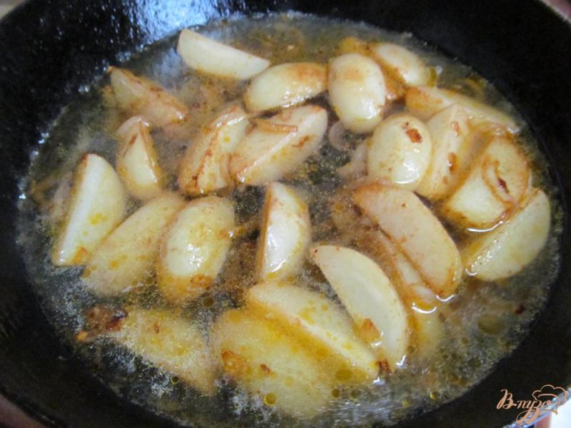 Фото приготовление рецепта: Молодой картофель с яйцом и паприкой шаг №5