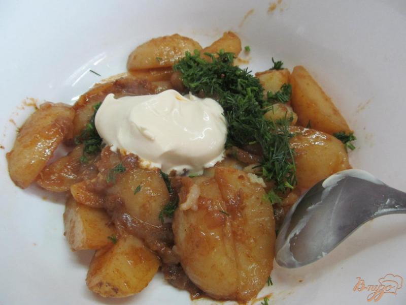 Фото приготовление рецепта: Молодой картофель с яйцом и паприкой шаг №7