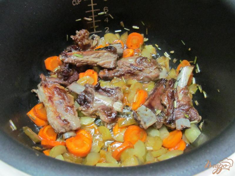 Фото приготовление рецепта: Свиные ребра с фасолью и курагой в мультиварке шаг №6