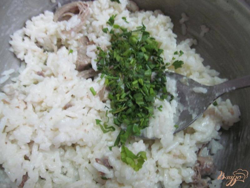 Фото приготовление рецепта: Салат из риса мяса и помидор шаг №4