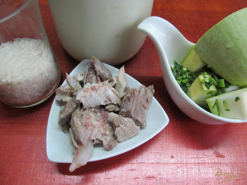 Фото приготовление рецепта: Салат из риса мяса и помидор шаг №1