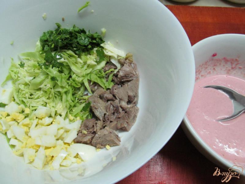 Фото приготовление рецепта: Салат из свиного языка и капусты шаг №5