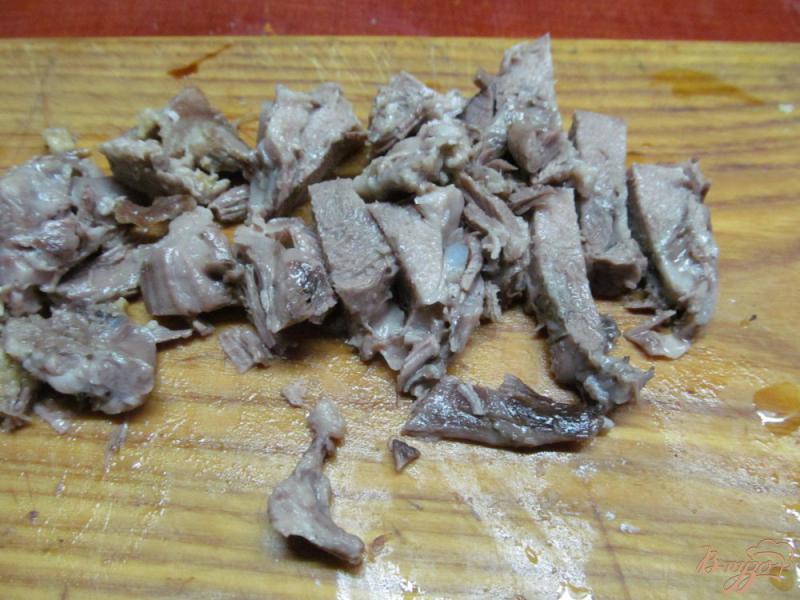 Фото приготовление рецепта: Салат из свиного языка и капусты шаг №3