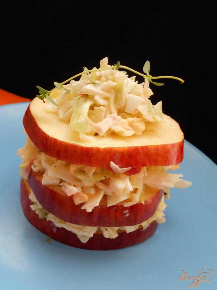 Фото приготовление рецепта: Салат с крабовыми палочками, яблоками и кочанным салатом шаг №5