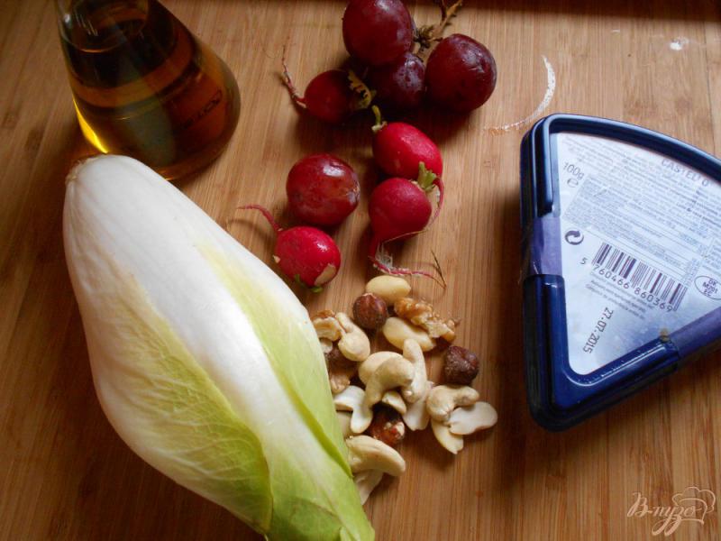 Фото приготовление рецепта: Закуска с виноградом, редисом и сыром с плесенью шаг №1