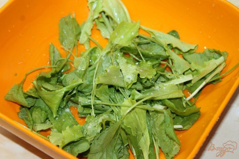 Фото приготовление рецепта: Салат с клубникой и огурцом шаг №2