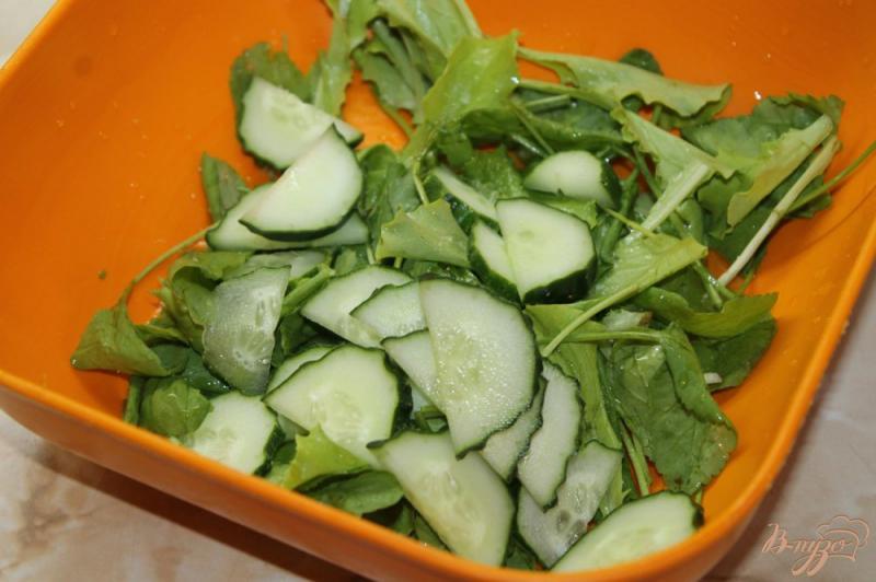 Фото приготовление рецепта: Салат с клубникой и огурцом шаг №3