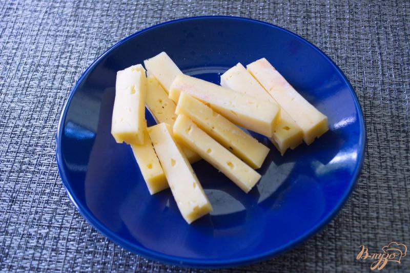 Фото приготовление рецепта: Твердый сыр в пивном кляре на закуску шаг №4