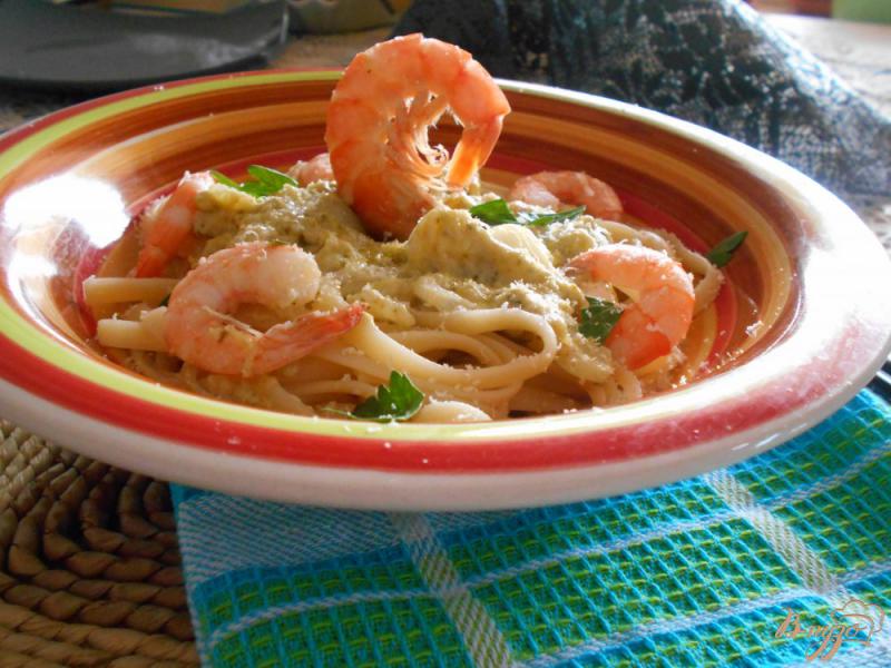 Фото приготовление рецепта: Спагетти с креветками и соусом песто шаг №7