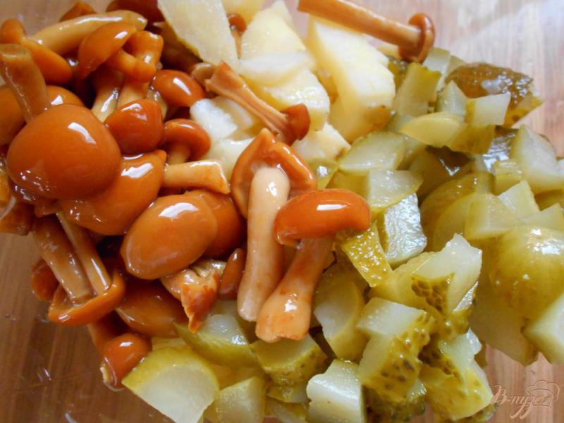 Фото приготовление рецепта: Картофельный салат с маринованными опятами шаг №2