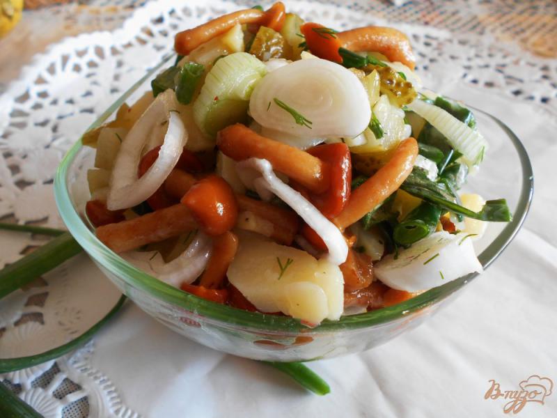 Фото приготовление рецепта: Картофельный салат с маринованными опятами шаг №5
