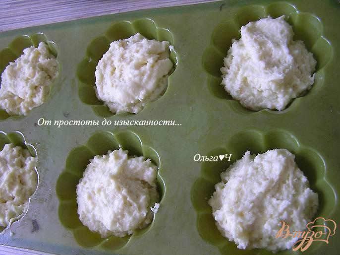 Фото приготовление рецепта: Творожные кексы с кокосовой стружкой шаг №4