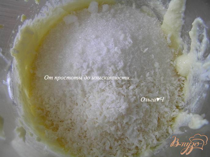 Фото приготовление рецепта: Творожные кексы с кокосовой стружкой шаг №2