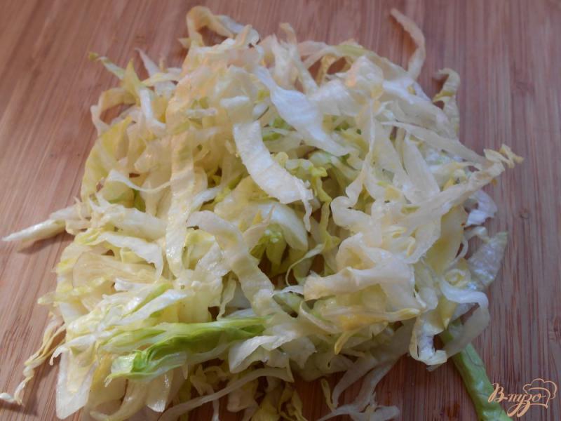 Фото приготовление рецепта: Салат с сырыми шампиньонами и луком шаг №4
