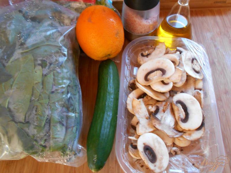 Фото приготовление рецепта: Салат из огурцов, грибов и апельсина шаг №1