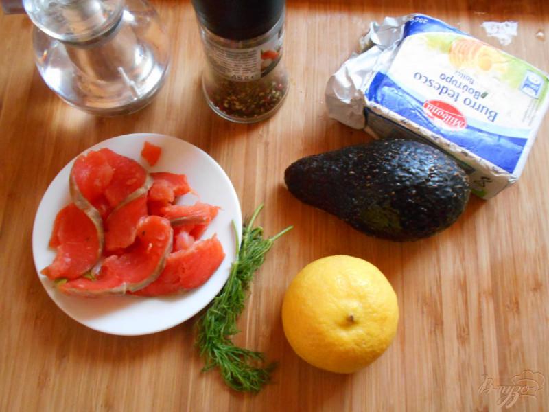 Фото приготовление рецепта: Бутерброд со слабосоленым лососем и авокадо шаг №1