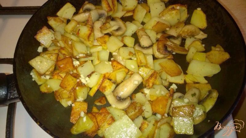 Фото приготовление рецепта: Картофель жареный с грибами шаг №5